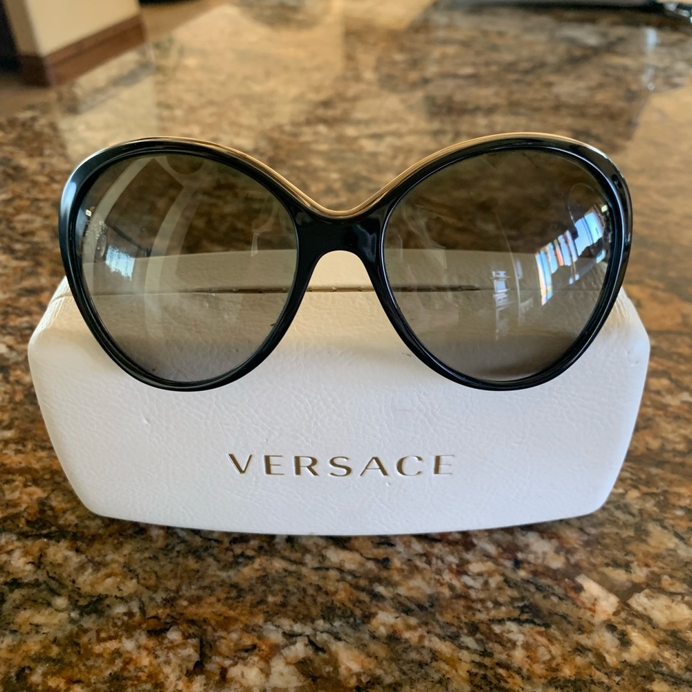 Authentic Versace sunglasses mod 4233 cat eye oversized